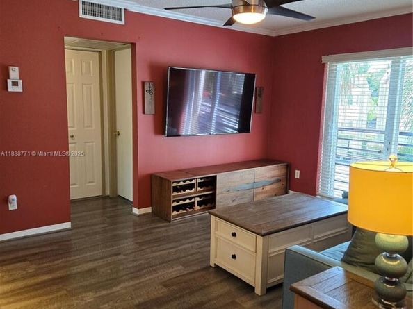 5242 NE 6th Ave, Building D 27 D 27, Oakland Park FL 33334