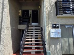 5242 NE 6th Ave, Building D 27 D 27, Oakland Park FL 33334