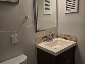 5242 NE 6th Ave, Building D 27 D 27, Oakland Park FL 33334