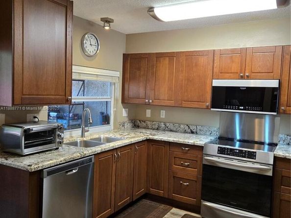 5242 NE 6th Ave, Building D 27 D 27, Oakland Park FL 33334