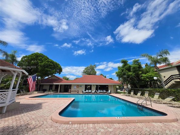 5242 NE 6th Ave, Building D 27 D 27, Oakland Park FL 33334