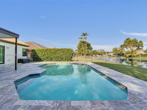 3071 Perriwinkle Cir, Davie FL 33328