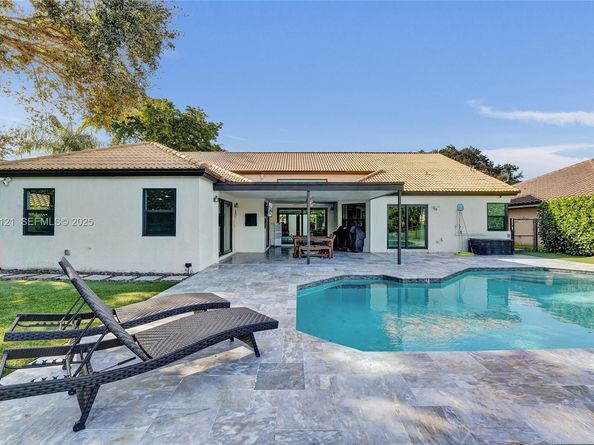 3071 Perriwinkle Cir, Davie FL 33328