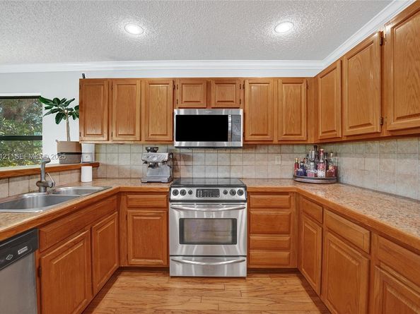 3071 Perriwinkle Cir, Davie FL 33328