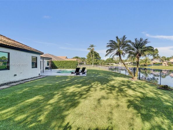 3071 Perriwinkle Cir, Davie FL 33328