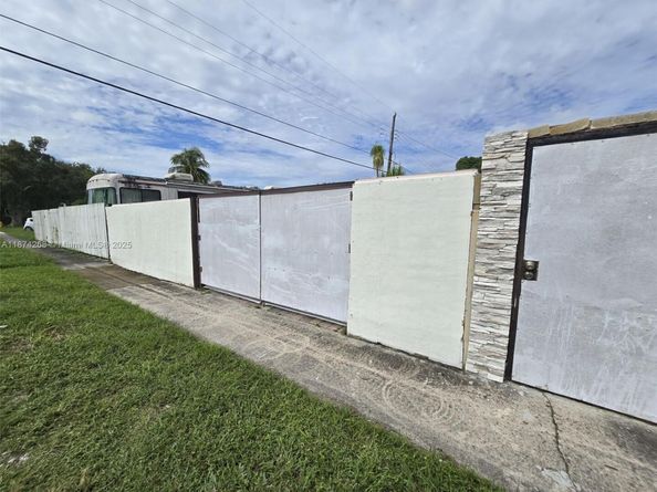 110 W 53rd St, Hialeah FL 33012