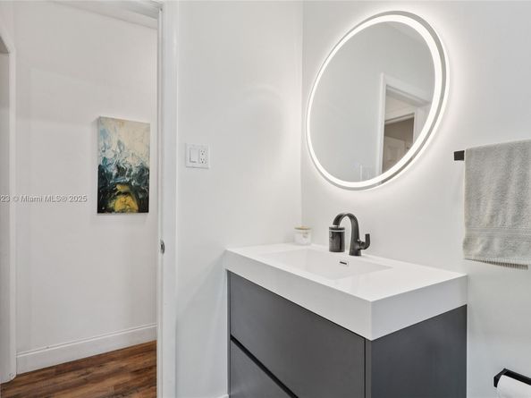 Undisclosed Address #A11876423, Hollywood FL 33021