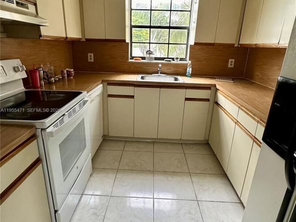 2582 W 56th St 201, Hialeah FL 33016