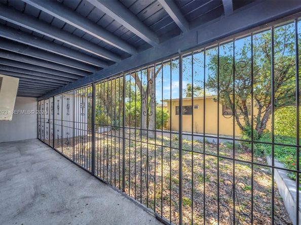 890 NE 138th St, North Miami FL 33161