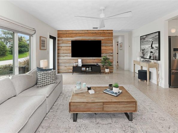 930 N 11th Ct, Hollywood FL 33019