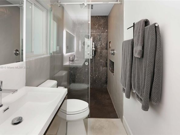 930 N 11th Ct, Hollywood FL 33019