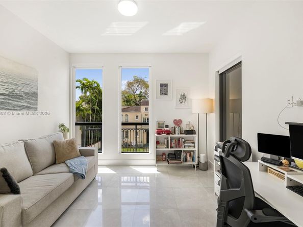 718 Valencia Ave 206, Coral Gables FL 33134