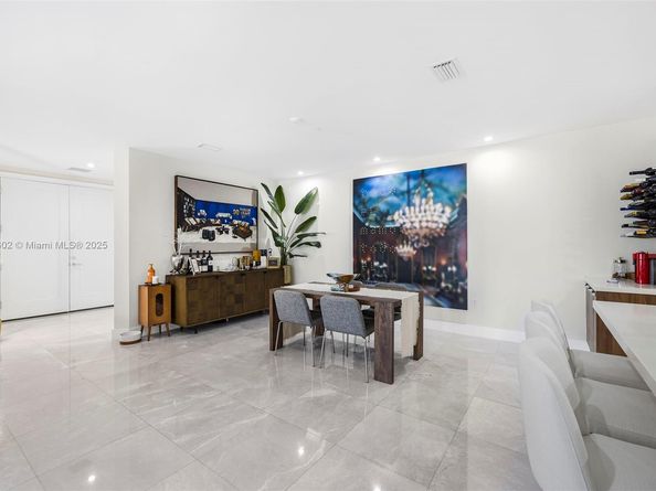 718 Valencia Ave 206, Coral Gables FL 33134