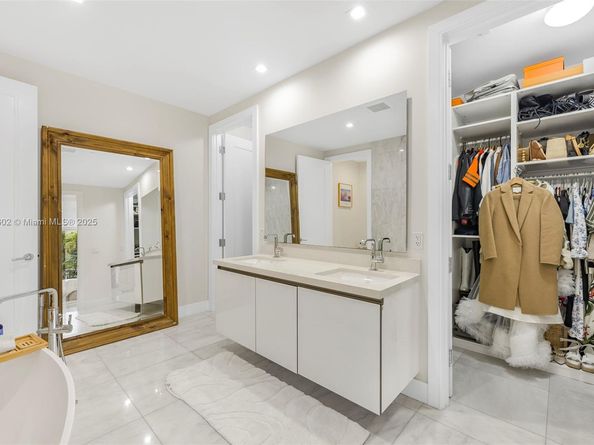 718 Valencia Ave 206, Coral Gables FL 33134