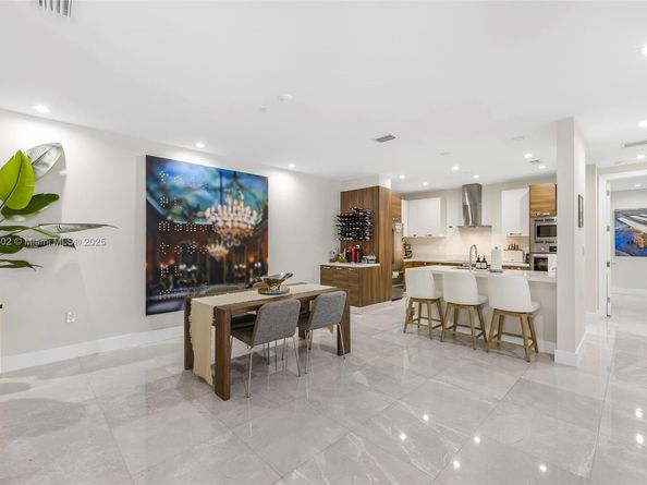 718 Valencia Ave 206, Coral Gables FL 33134