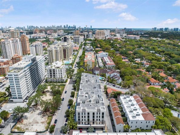 718 Valencia Ave 206, Coral Gables FL 33134