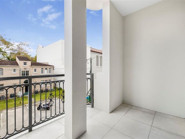 718 Valencia Ave 206, Coral Gables FL 33134
