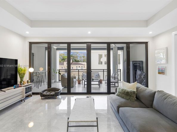 718 Valencia Ave 206, Coral Gables FL 33134