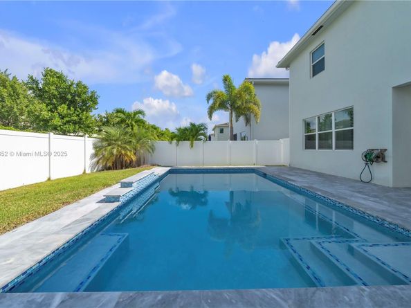 1101 Azul Ct, Deerfield Beach FL 33064