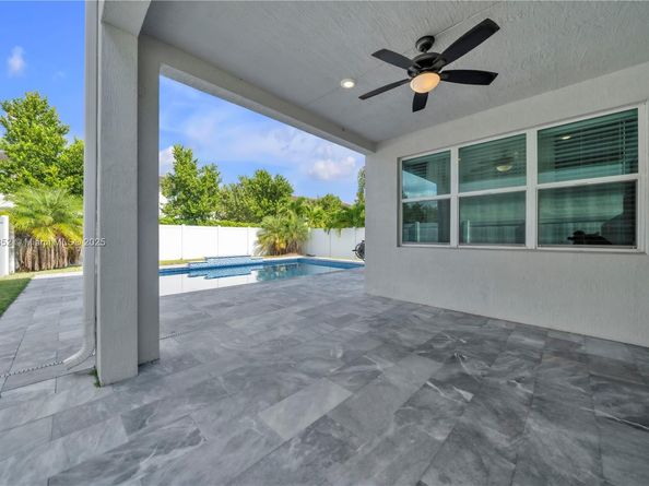 1101 Azul Ct, Deerfield Beach FL 33064