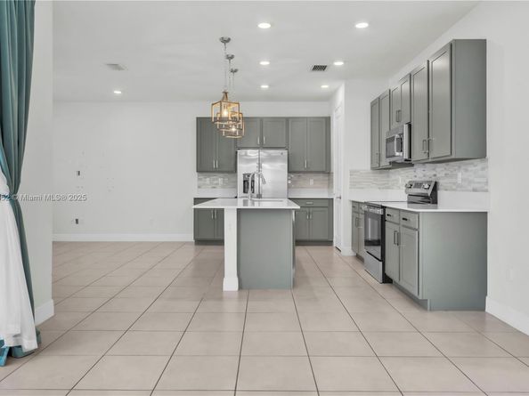 1101 Azul Ct, Deerfield Beach FL 33064