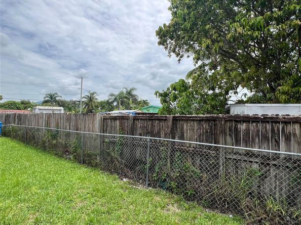 5724 SW 18th St, West Park FL 33023