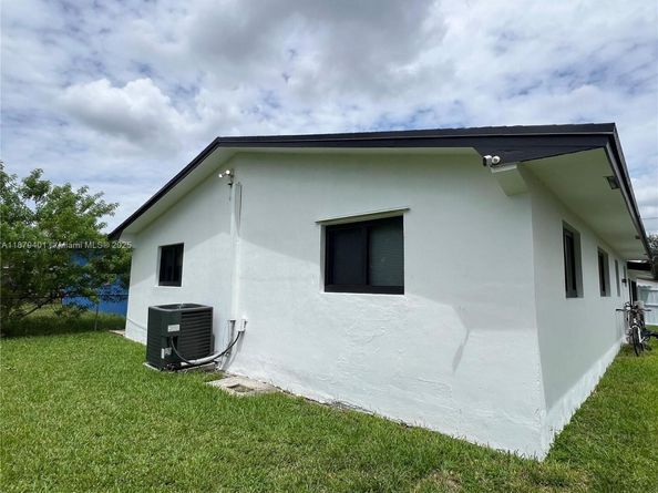 5724 SW 18th St, West Park FL 33023