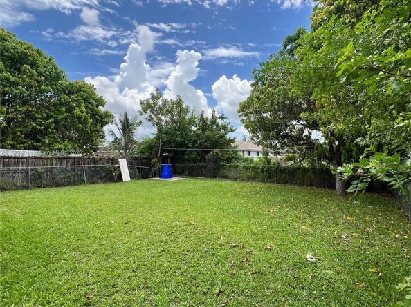 5724 SW 18th St, West Park FL 33023