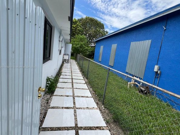 5724 SW 18th St, West Park FL 33023
