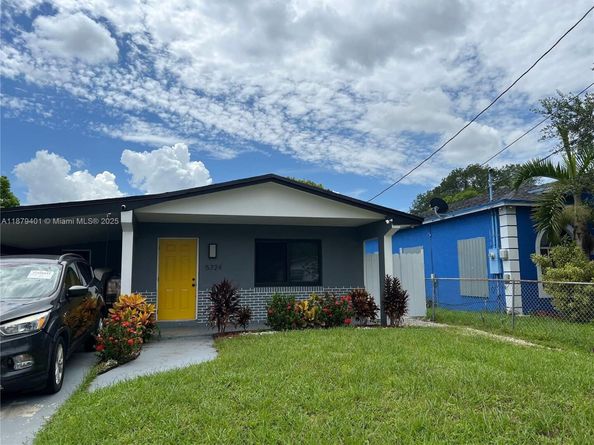 5724 SW 18th St, West Park FL 33023