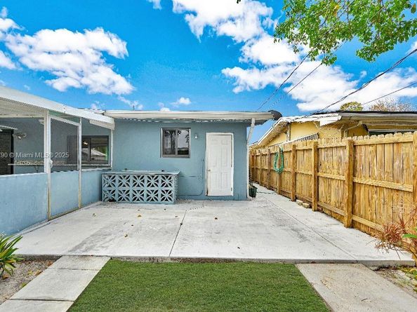 8451 NW 10th St, Pembroke Pines FL 33024