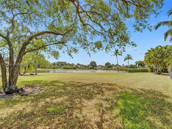 3320 Bridle Path Ln, Weston FL 33331