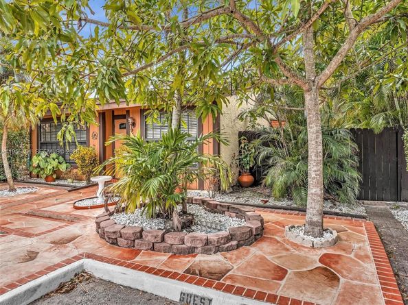 2350 Elm Ct, Pembroke Pines FL 33026