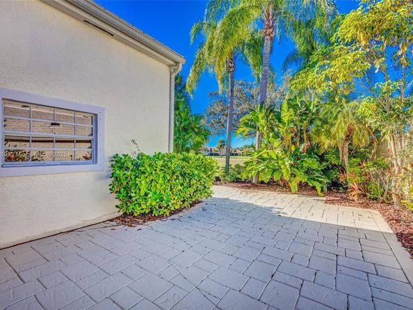 30 Windsor Ln, Palm Beach Gardens FL 33418