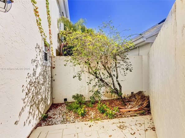 30 Windsor Ln, Palm Beach Gardens FL 33418