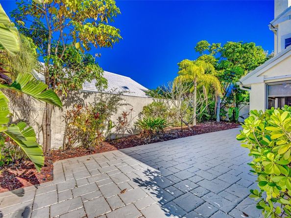 30 Windsor Ln, Palm Beach Gardens FL 33418