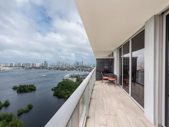 16385 Biscayne Blvd