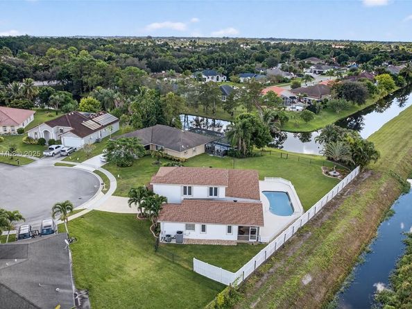 112 Camelot Ct, Royal Palm Beach FL 33411