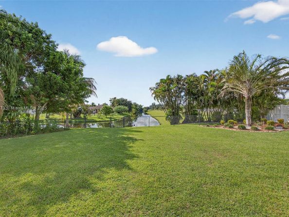 112 Camelot Ct, Royal Palm Beach FL 33411