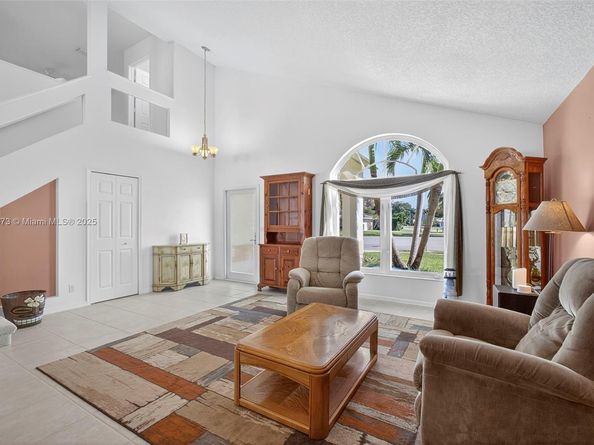 112 Camelot Ct, Royal Palm Beach FL 33411