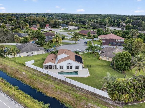 112 Camelot Ct, Royal Palm Beach FL 33411
