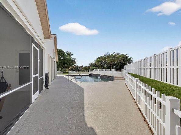 112 Camelot Ct, Royal Palm Beach FL 33411