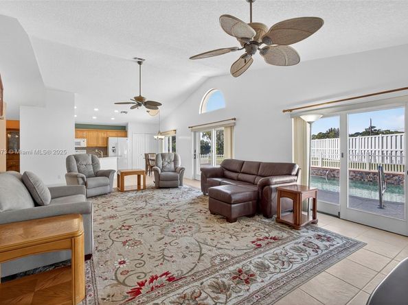 112 Camelot Ct, Royal Palm Beach FL 33411