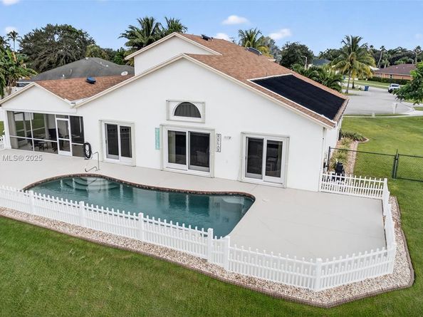 112 Camelot Ct, Royal Palm Beach FL 33411