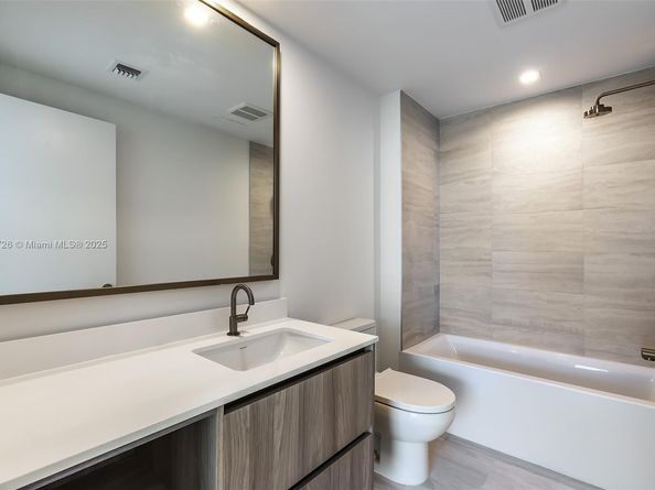 77 SE 5th St 2410, Miami FL 33131