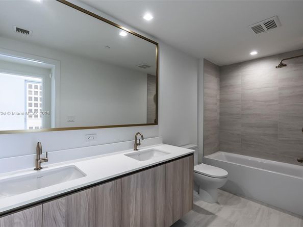 77 SE 5th St 2410, Miami FL 33131