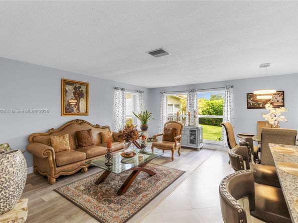 7185 E Tropical Way, Plantation FL 33317