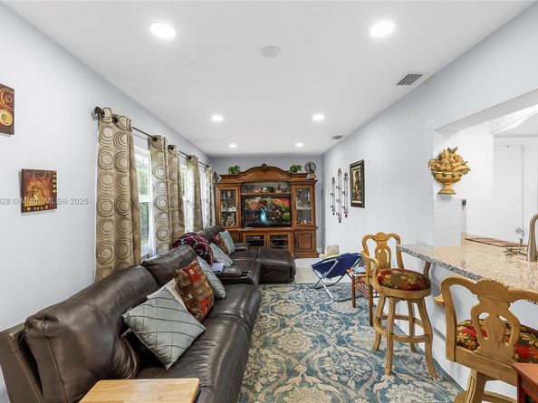 7185 E Tropical Way, Plantation FL 33317