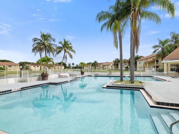 12730 Vista Isles Dr 828, Sunrise FL 33325