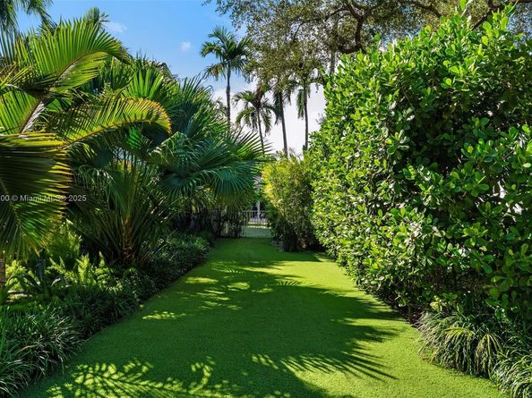 5770 SW 100th St, Pinecrest FL 33156